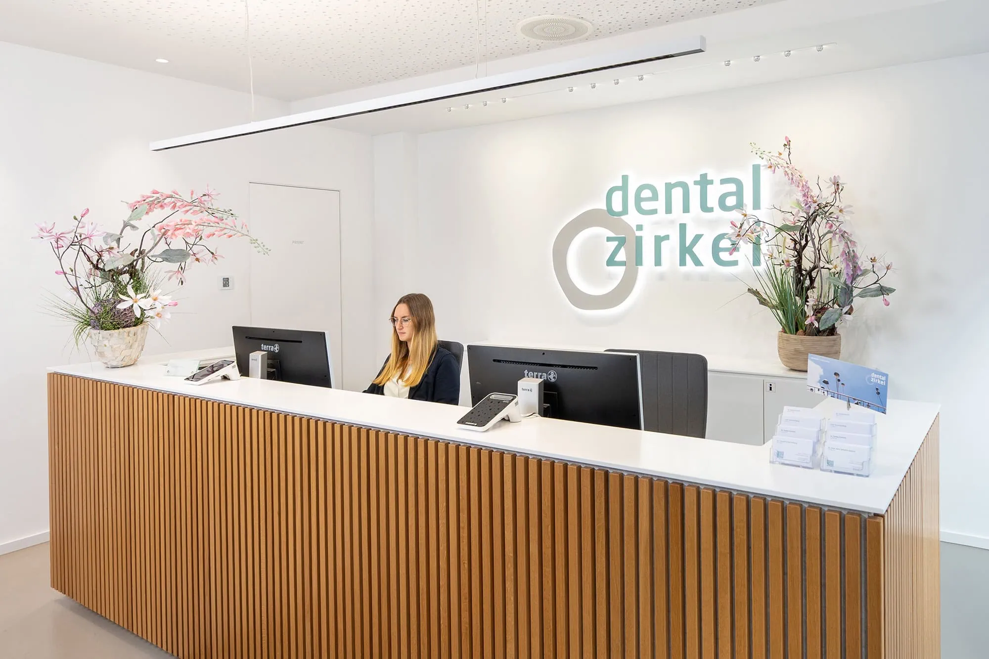Modernes und helles Foyer mit professionellem Empfangsteam in der Praxis Dentalzirkel