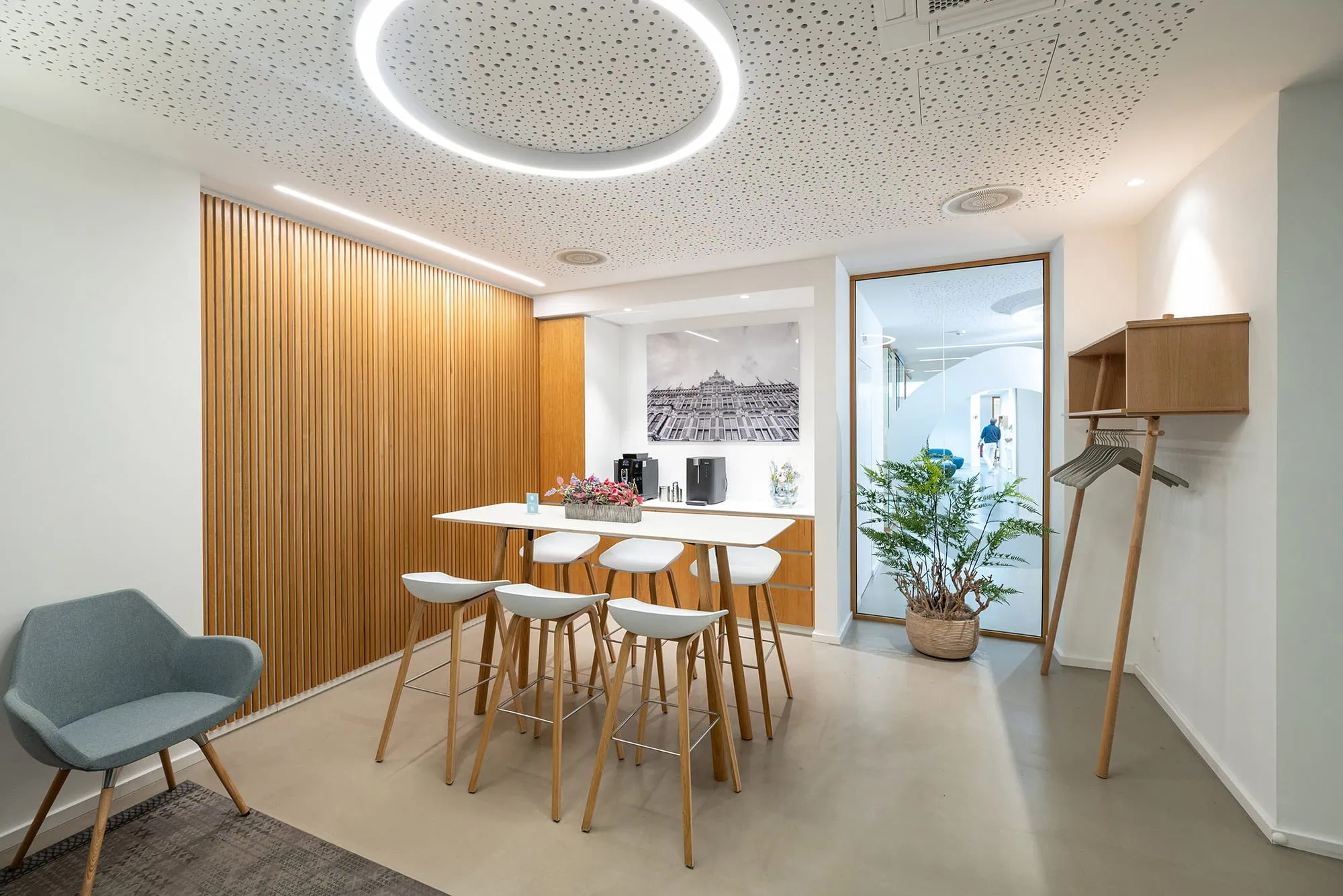 Modernes Wartezimmer der Praxis Dentalzirkel mit einer Getränkeecke, an der sich Patienten vor der Behandlung erfrischen können.